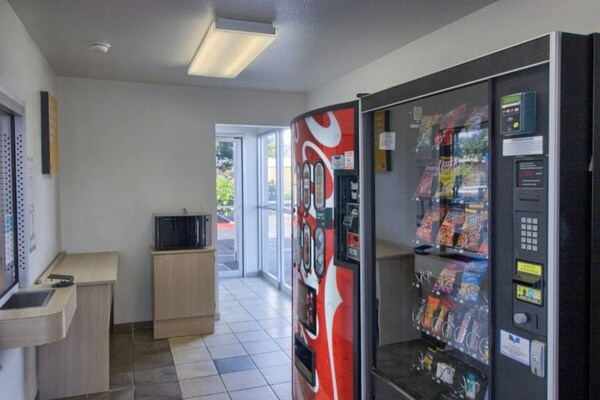 Foto van 1 tweepersoonsbed (queensize) | Rookvrij - Vakantiehuis in Everett - FloorPlan