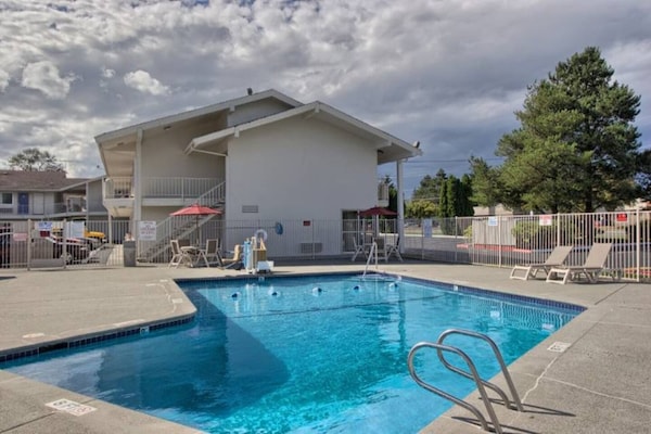 Foto van 1 tweepersoonsbed (queensize) | Rookvrij - Vakantiehuis in Everett - Pool