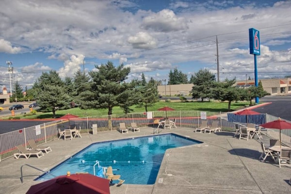 Foto van 1 tweepersoonsbed (queensize) | Rookvrij - Vakantiehuis in Everett - Pool