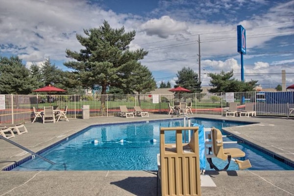 Foto van 1 tweepersoonsbed (queensize) | Rookvrij - Vakantiehuis in Everett - Pool