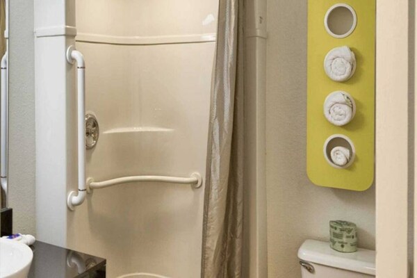 Foto van 1 tweepersoonsbed (queensize) | Rookvrij - Vakantiehuis in Everett - BathRoom
