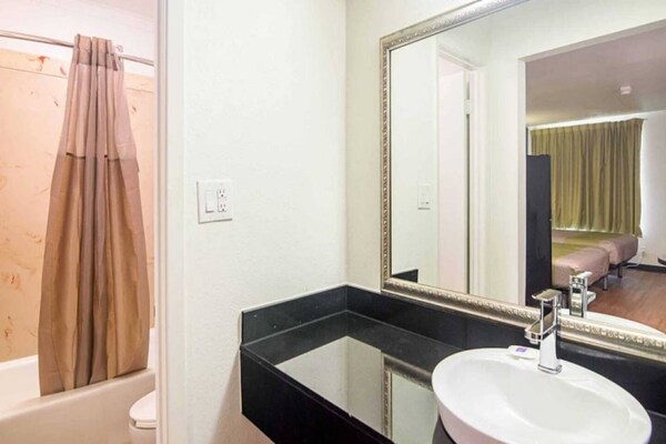 Foto van 2 tweepersoonsbedden (queensize) |, Keuken - Vakantiehuis in Tyler TX - BathRoom