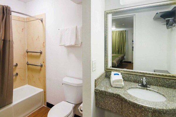 Foto van 2 tweepersoonsbedden (queensize) |, Keuken - Vakantiehuis in Tyler TX - BathRoom