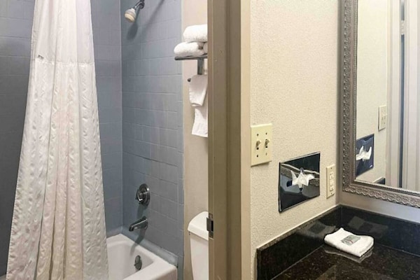 Foto van 2 Queensize Bedden | Roken | Koelkast - Vakantiehuis in Stafford - BathRoom