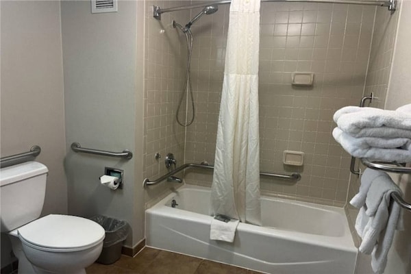Foto van 2 Queensize Bedden | Roken | Koelkast - Vakantiehuis in Stafford - BathRoom