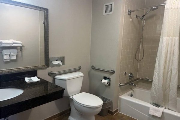 Foto van 2 Queensize Bedden | Roken | Koelkast - Vakantiehuis in Stafford - BathRoom