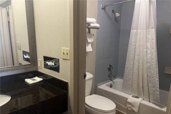 Foto van 2 Queensize Bedden | Roken | Koelkast - Vakantiehuis in Stafford - BathRoom