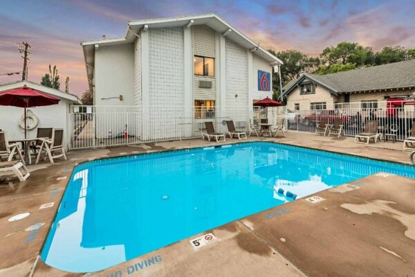 Foto van 2 tweepersoonsbedden | Rookvrij - Vakantiehuis in Ogden - Pool