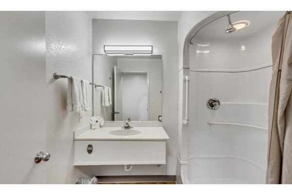 Foto van 2 tweepersoonsbedden | Toegankelijk voor - Vakantiehuis in Ogden - BathRoom