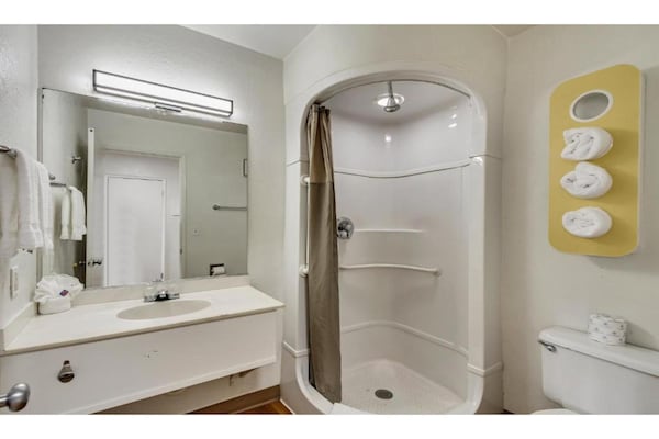 Foto van 2 tweepersoonsbedden | Toegankelijk voor - Vakantiehuis in Ogden - BathRoom