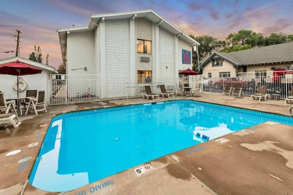 Foto van 2 tweepersoonsbedden | Niet-roken, koelkast - Vakantiehuis in Ogden - Pool