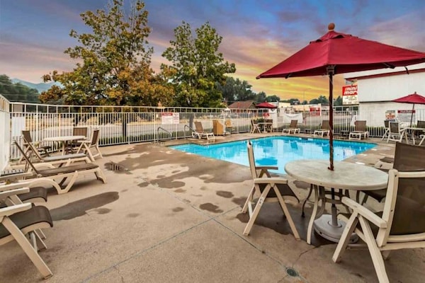 Foto van 2 tweepersoonsbedden | Niet-roken, koelkast - Vakantiehuis in Ogden - Pool