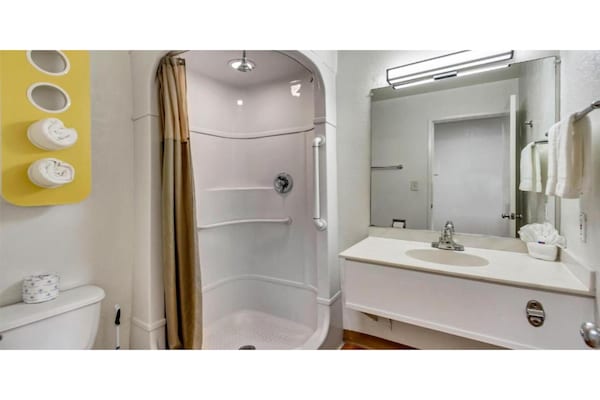 Foto van 2 tweepersoonsbedden | Niet-roken, koelkast - Vakantiehuis in Ogden - BathRoom
