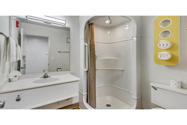 Foto van 1 tweepersoonsbed | Mobiele accessoires - Vakantiehuis in Ogden - BathRoom