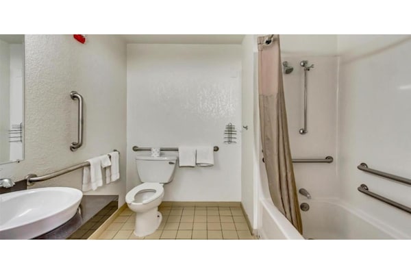 Foto van 1 tweepersoonsbed | Mobiele accessoires - Vakantiehuis in Ogden - BathRoom