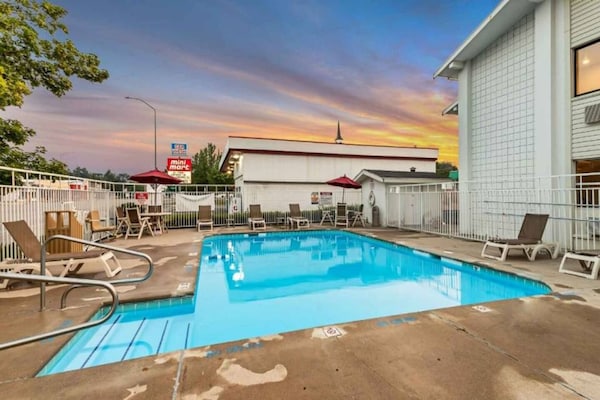 Foto van 1 tweepersoonsbed | Mobiele accessoires - Vakantiehuis in Ogden - Pool