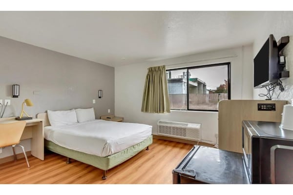 Foto van 1 tweepersoonsbed | Mobiele accessoires - Vakantiehuis in Ogden - BedRoom