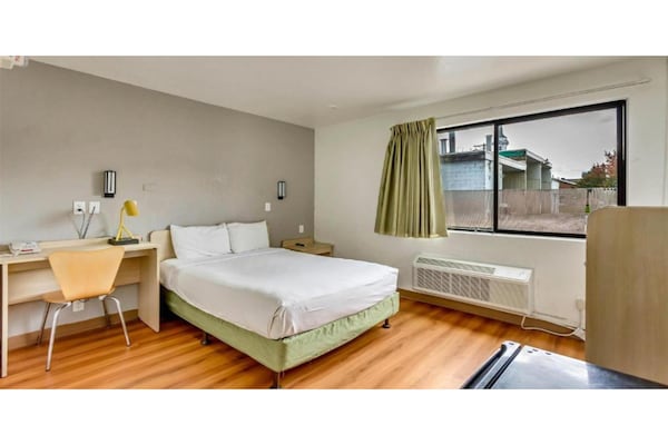 Foto van 1 tweepersoonsbed | Mobiele accessoires - Vakantiehuis in Ogden - BedRoom