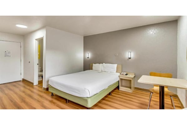 Foto van 1 tweepersoonsbed | Mobiele accessoires - Vakantiehuis in Ogden - BedRoom