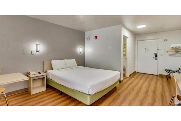 Foto van 1 tweepersoonsbed | Mobiele accessoires - Vakantiehuis in Ogden - BedRoom