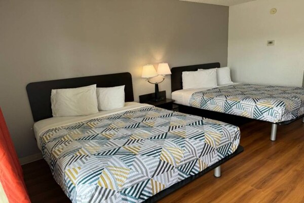 Foto van 2 tweepersoonsbedden (queensize) | Niet-roken, koelkast (Micfridge) - Facilities