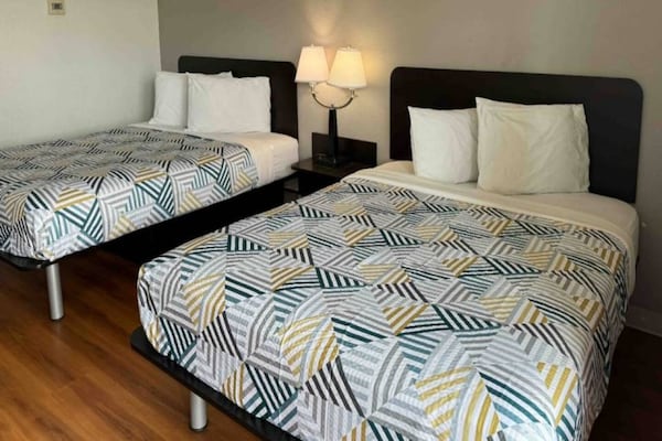 Foto van 2 tweepersoonsbedden (queensize) | Niet-roken, koelkast (Micfridge) - BedRoom