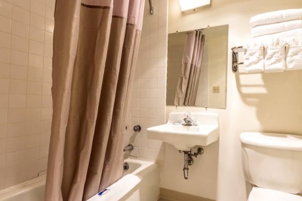 Foto van 2 tweepersoonsbedden (queensize) | Niet-roken, koelkast (Micfridge) - BedRoom