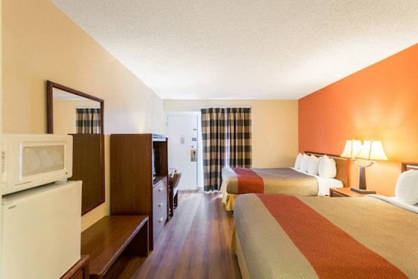 Foto van 2 tweepersoonsbedden (queensize) | Niet-roken, koelkast (Micfridge) - BedRoom