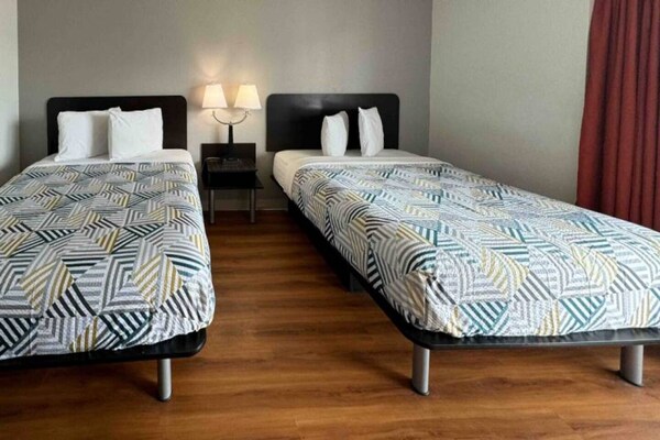 Foto van 2 tweepersoonsbedden (queensize) | Niet-roken, koelkast (Micfridge) - BedRoom