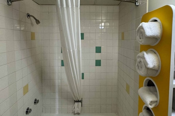 Foto van 2 tweepersoonsbedden (queensize) | Niet-roken, koelkast (Micfridge) - BathRoom