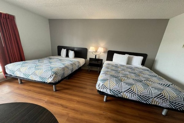 Foto van 2 tweepersoonsbedden (queensize) | Niet-roken, koelkast (Micfridge) - Facilities