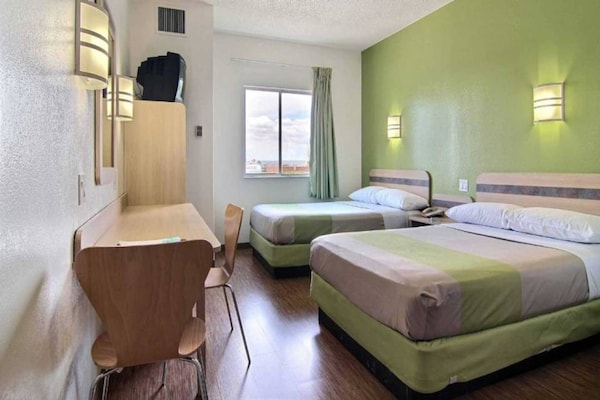 Foto van 2 tweepersoonsbedden | Micfridge - Vakantiehuis in Albuquerque NM - BedRoom