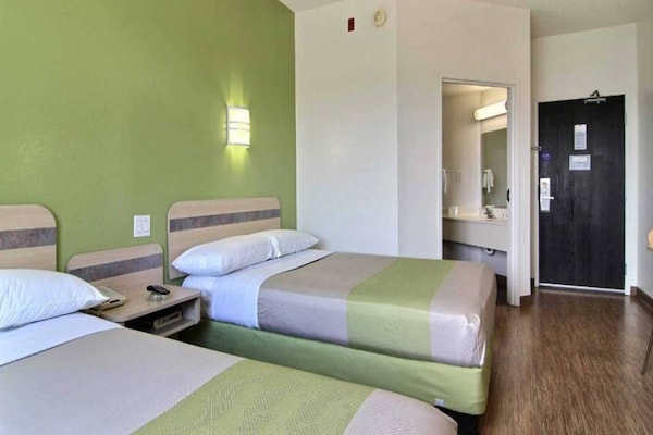 Foto van 2 tweepersoonsbedden | Micfridge - Vakantiehuis in Albuquerque NM - BedRoom