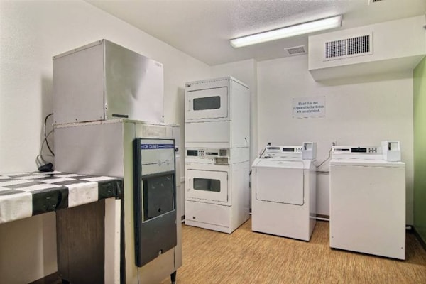 Foto van 1 kingsize bed | Micfridge - Vakantiehuis in Albuquerque NM - Facilities