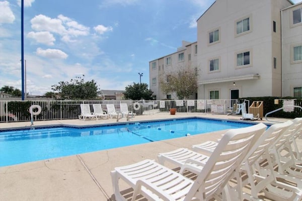 Foto van 1 kingsize bed | Micfridge - Vakantiehuis in Albuquerque NM - Pool