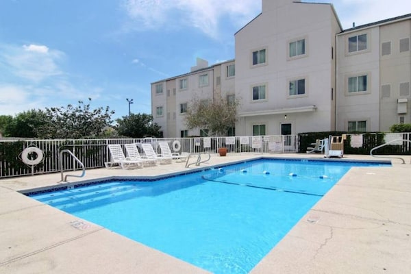 Foto van 1 kingsize bed | Micfridge - Vakantiehuis in Albuquerque NM - Pool