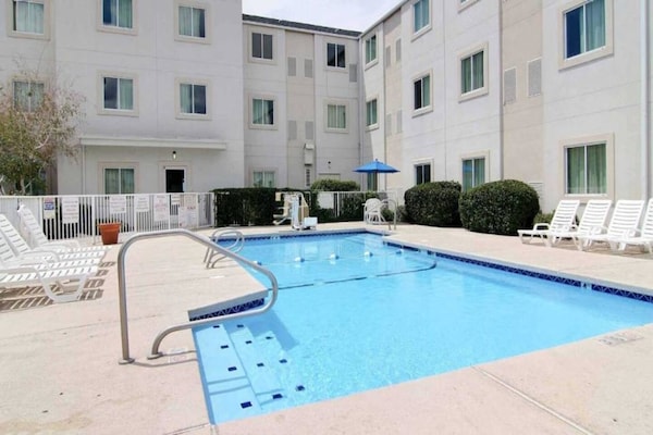 Foto van 1 kingsize bed | Micfridge - Vakantiehuis in Albuquerque NM - Pool