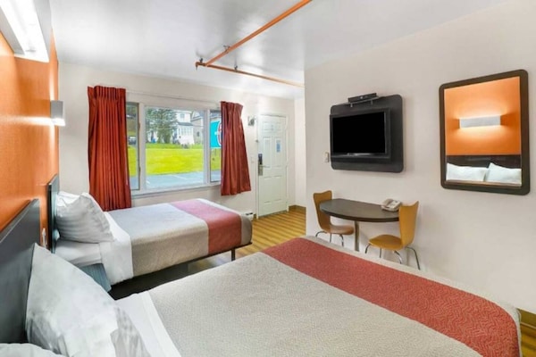Foto van 2 tweepersoonsbedden (queensize) | Niet-roken, koelkast (Micfridge) - BedRoom