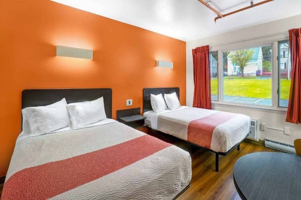 Foto van 2 tweepersoonsbedden (queensize) | Niet-roken, koelkast (Micfridge) - BedRoom