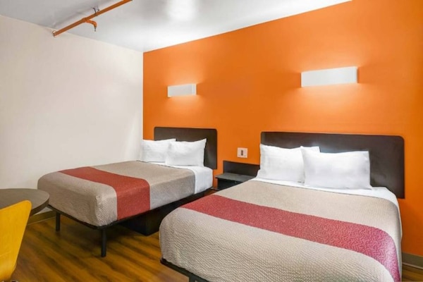 Foto van 2 tweepersoonsbedden (queensize) | Niet-roken, koelkast (Micfridge) - BedRoom