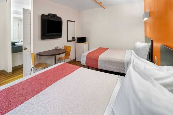 Foto van 2 tweepersoonsbedden (queensize) | Niet-roken, koelkast (Micfridge) - BedRoom