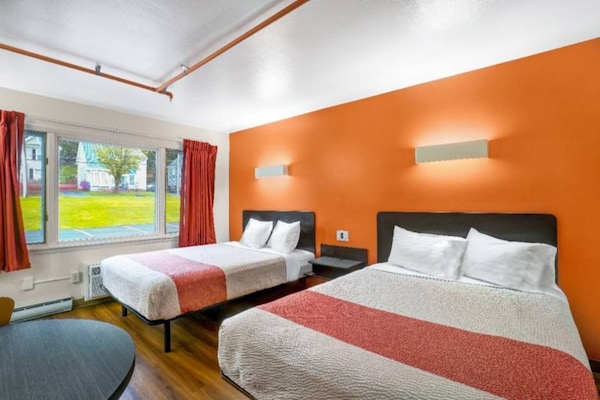 Foto van 2 tweepersoonsbedden (queensize) | Niet-roken, koelkast (Micfridge) - BedRoom