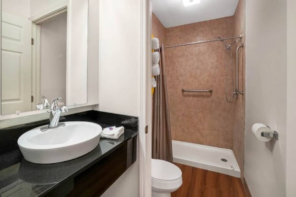 Foto van 2 tweepersoonsbedden (queensize) | Niet-roken, koelkast (Micfridge) - BathRoom
