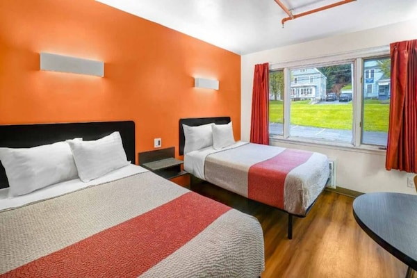 Foto van 2 tweepersoonsbedden (queensize) | Niet-roken, koelkast (Micfridge) - BedRoom