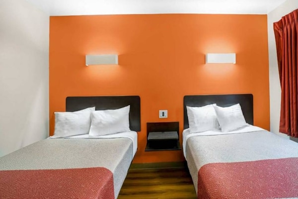 Foto van 2 queensize bedden | Rolstoeltoegankelijk bad | NS Micfridge - BedRoom