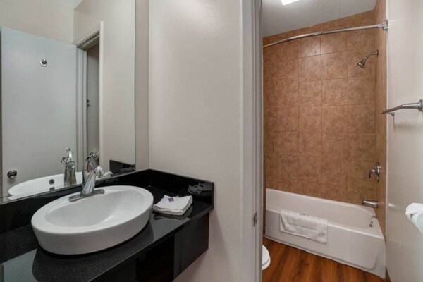 Foto van 2 queensize bedden | Rolstoeltoegankelijk bad | NS Micfridge - BathRoom