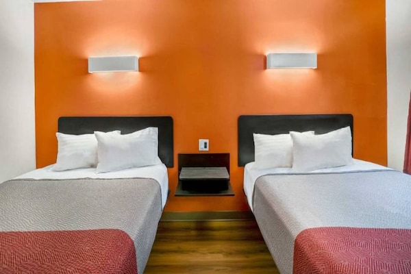 Foto van 2 queensize bedden | Rolstoeltoegankelijk bad | NS Micfridge - BedRoom