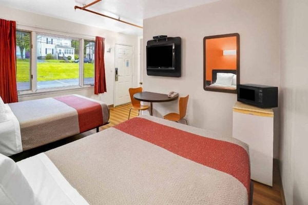 Foto van 2 queensize bedden | Rolstoeltoegankelijk bad | NS Micfridge - BedRoom