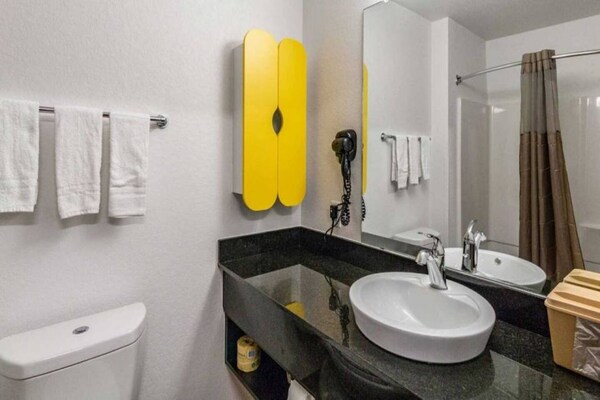 Foto van 2 tweepersoonsbedden | Badkuip met mobiele toegang | Keuken - BathRoom