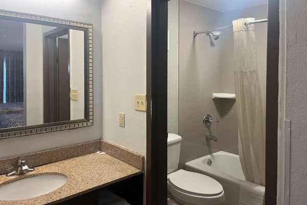 Foto van 1 kingsize bed | Rookvrij, Keuken - Vakantiehuis in Montgomery - BathRoom
